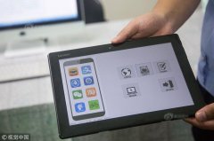 捧着鲜花和一只更大的困困玩偶