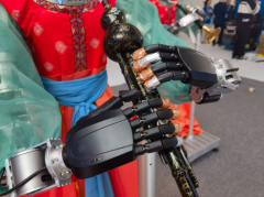 ”正在另一机械人工致手展