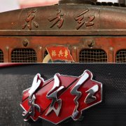 工人于河南洛阳的国机集团中国一拖大轮